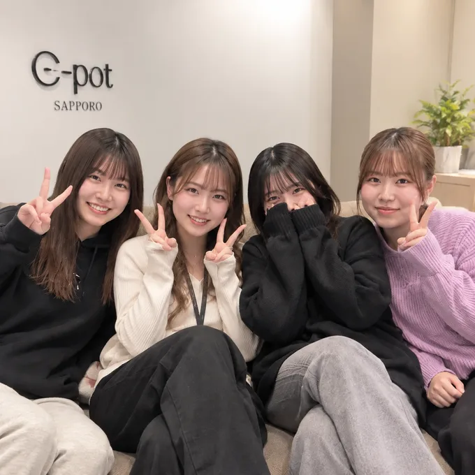 事務所のソファでくつろぐスタッフたち
